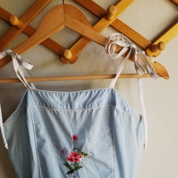 Vintage Dresses & Skirts - Vintage Embroidered Midi Dreas